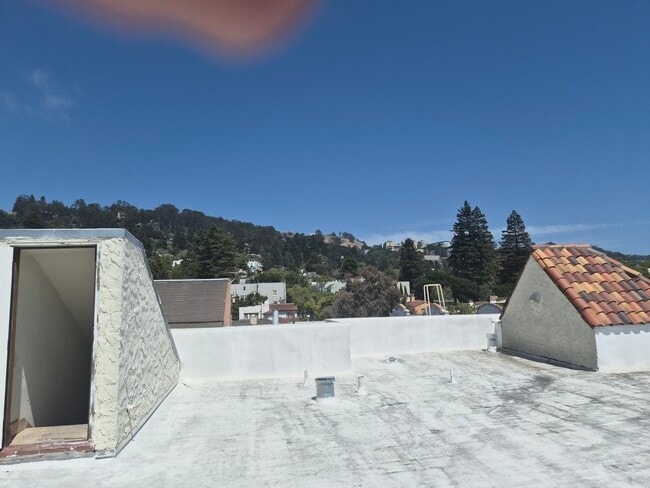 Building Photo - 2339 Hilgard Ave