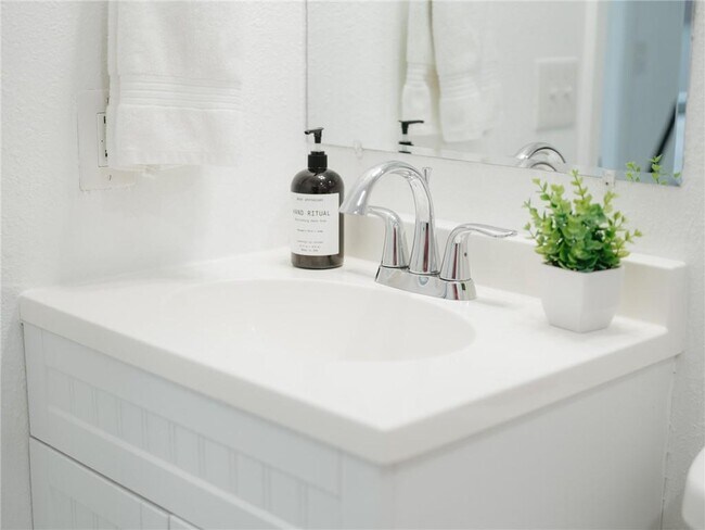 Building Photo - 2 Southport Ln