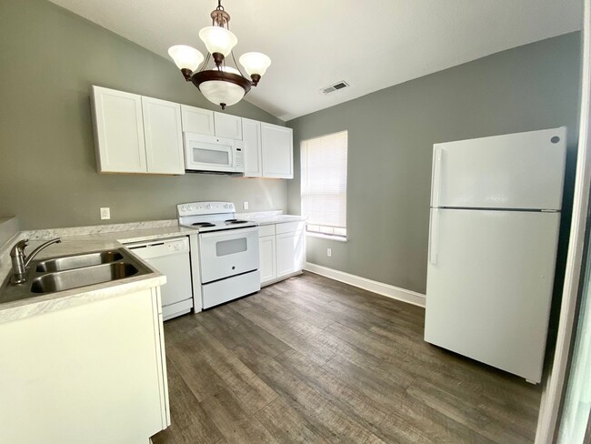 Building Photo - Beautiful 3 Bedroom 2 Bathroom House Off o...