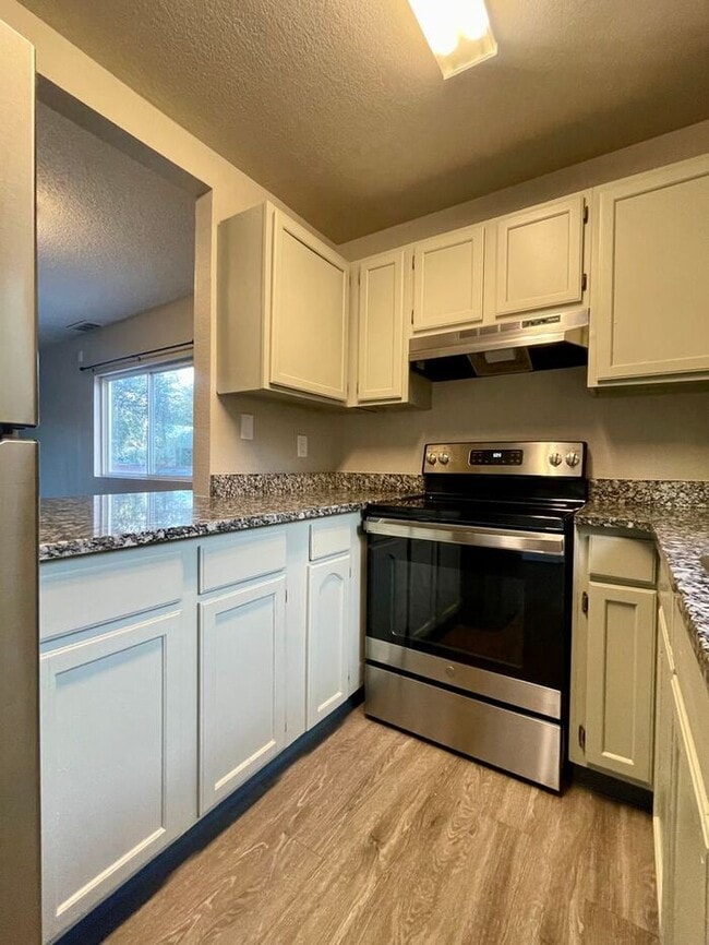 Building Photo - 3 Bed 2 Bath Townhouse, newly renovated!