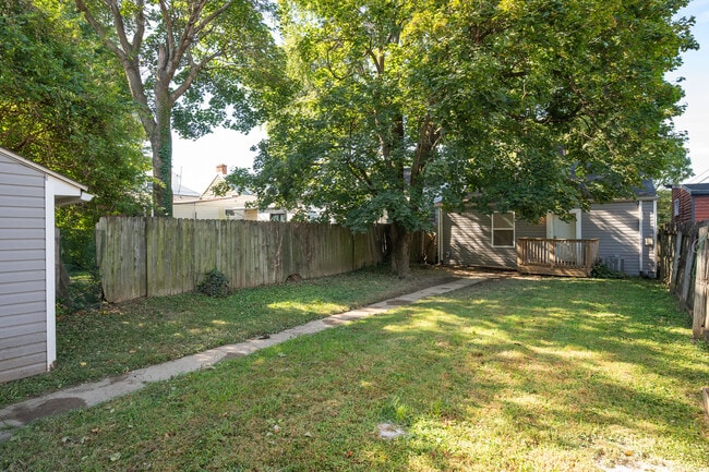 Building Photo - 951 Charles St