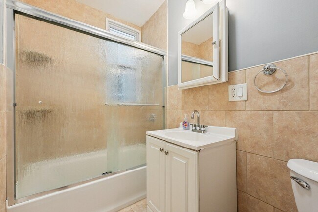 Building Photo - 41 E 48th St