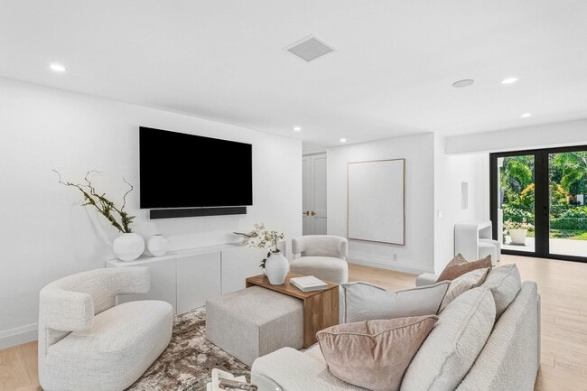 Building Photo - 735 NE 6th St