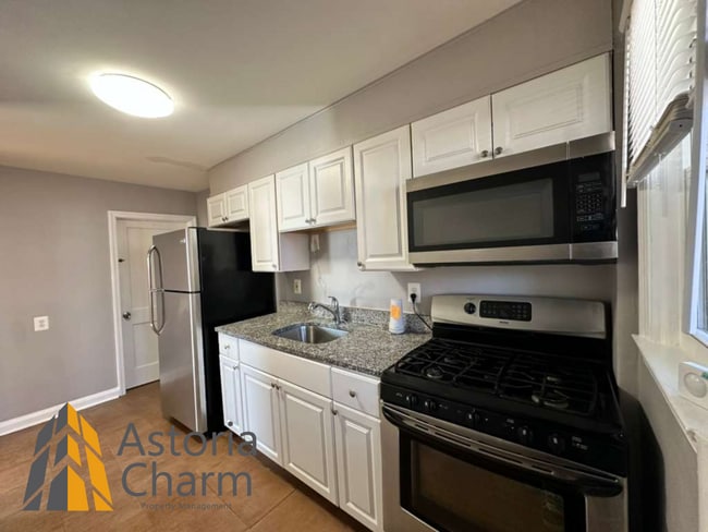 Building Photo - 3 Bedroom Home with Finished Basement, Parking, and Fenced Yard