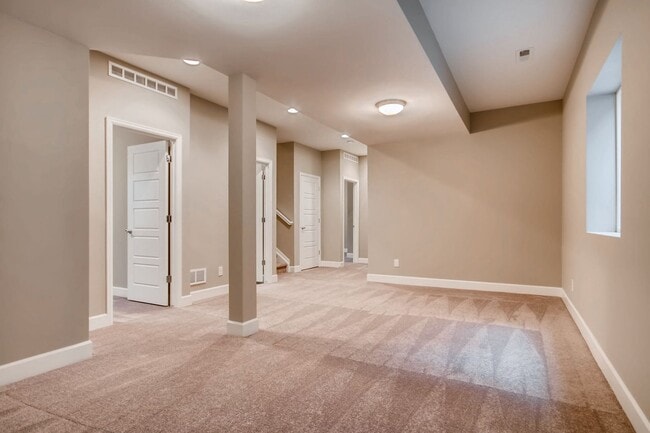 Building Photo - Spacious 5 BED Home for Lease