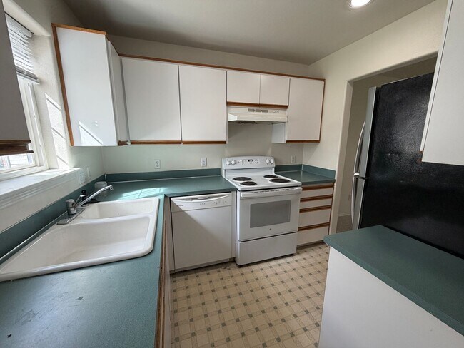 Building Photo - 3 Bedroom 2 bath Duplex