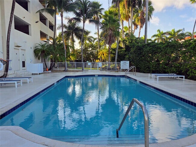 Building Photo - 1625 Kennedy Cswy