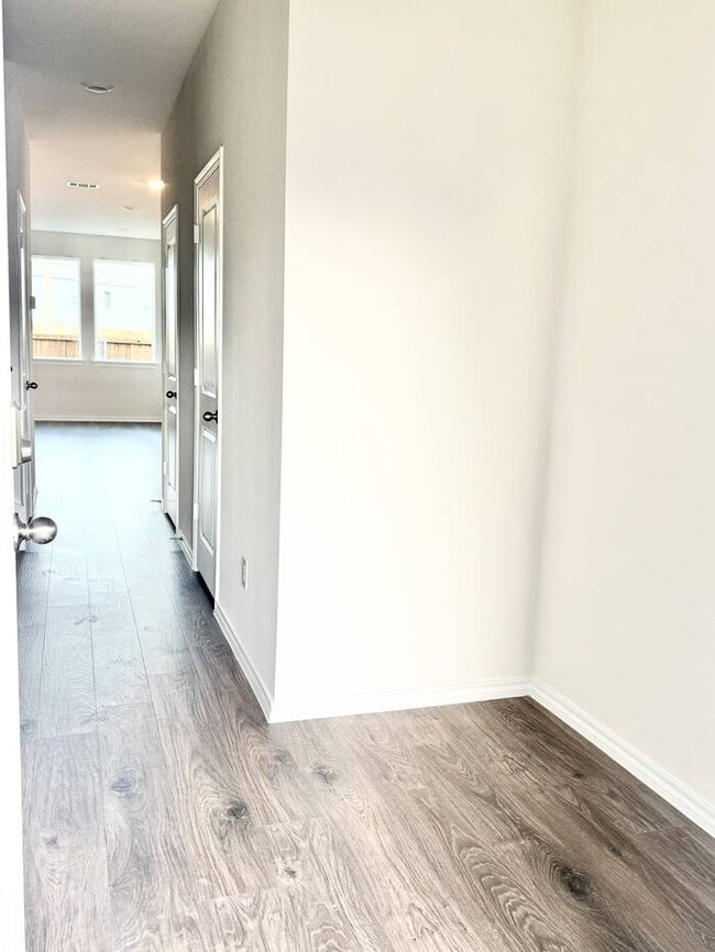 Building Photo - 319 Tall Cedar