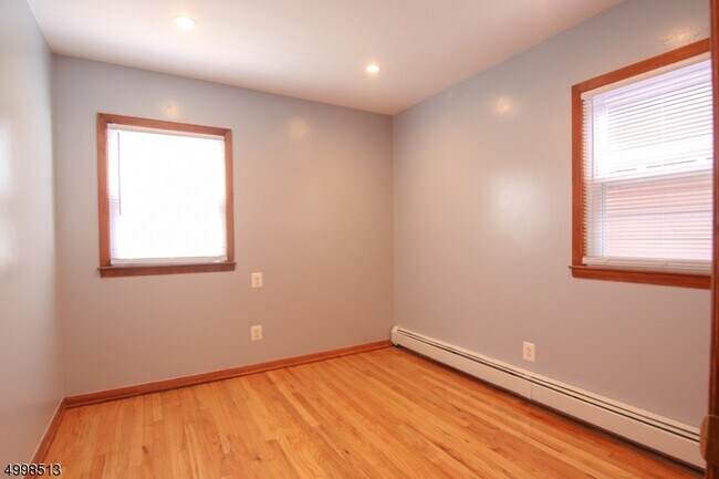 Building Photo - 43 Bleecker St