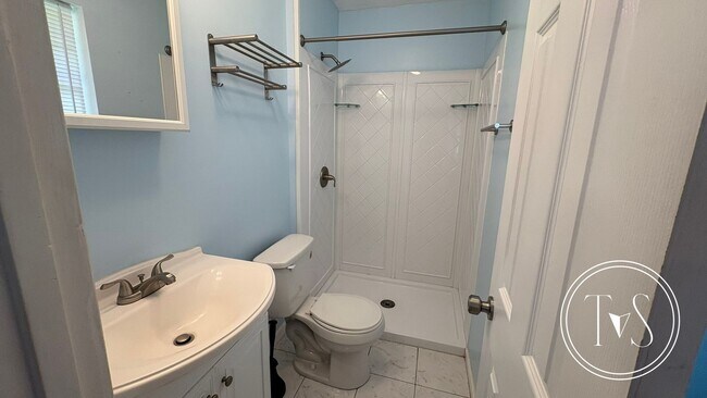 Building Photo - RATE DROP ALERT (was $2000/month) & SUMMER...