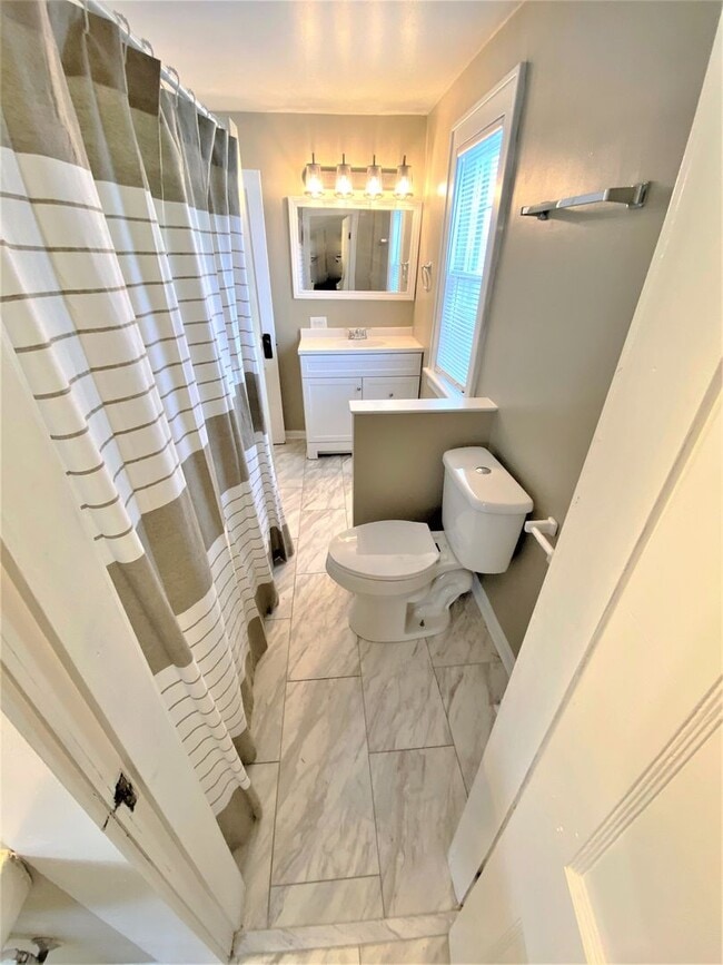 Building Photo - 3 Bedroom House - Grandview Area