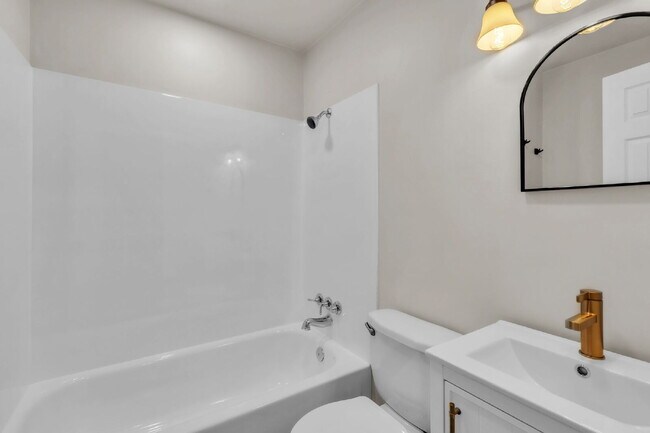 Building Photo - Newly Renovated 2 BR/ 1.5 BA Condo off Eas...