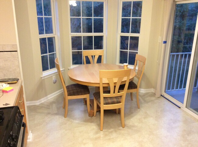 Kitchen /table and chairs - 122 Mowat Cir