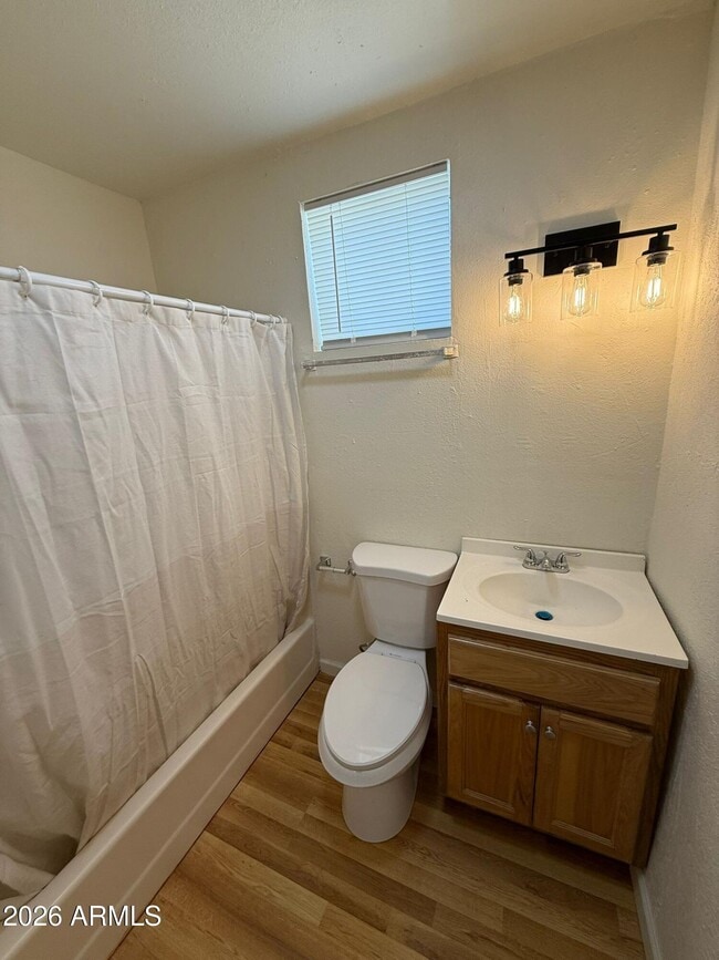 Building Photo - 860 E 13th St