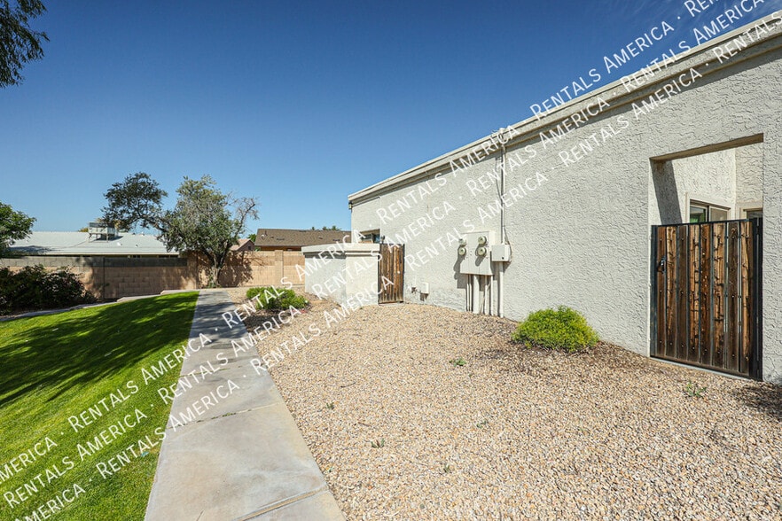 Building Photo - 10815 W Northern Ave