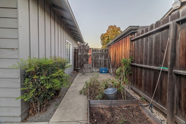 Building Photo - 1056 Cameron Way