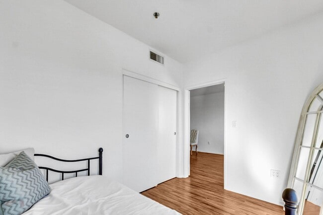 Building Photo - Luxurious Modern Condo in Alhambra ? Move-In Special: Get 2 Weeks Free