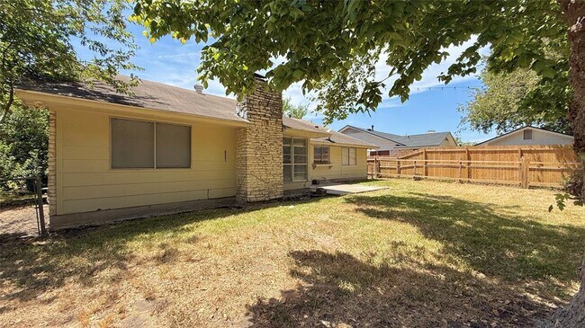 Building Photo - 10105 Oak Hollow Dr