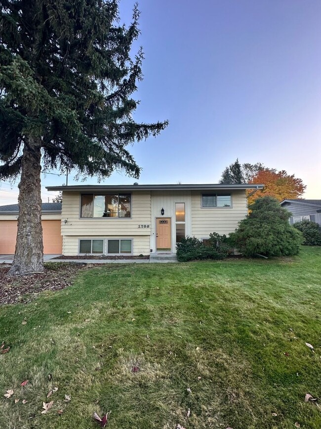 Building Photo - Large 4 Bed, 2 Bath House Available For Rent*