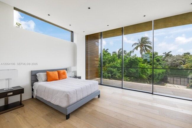 Building Photo - 825 E Dilido Dr