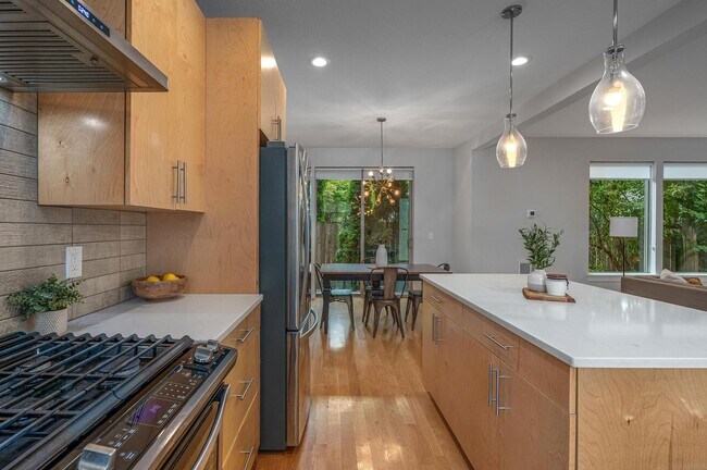 Building Photo - Modern Elegance! Eastmoreland Stunner! Pre...