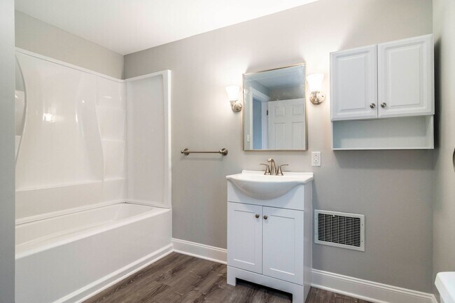 Building Photo - Stunning 4 bedroom home in Beechview available August 1!