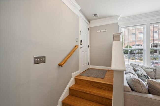Building Photo - Stunning 2 bed 2.5 bath 2-story condo/townhome