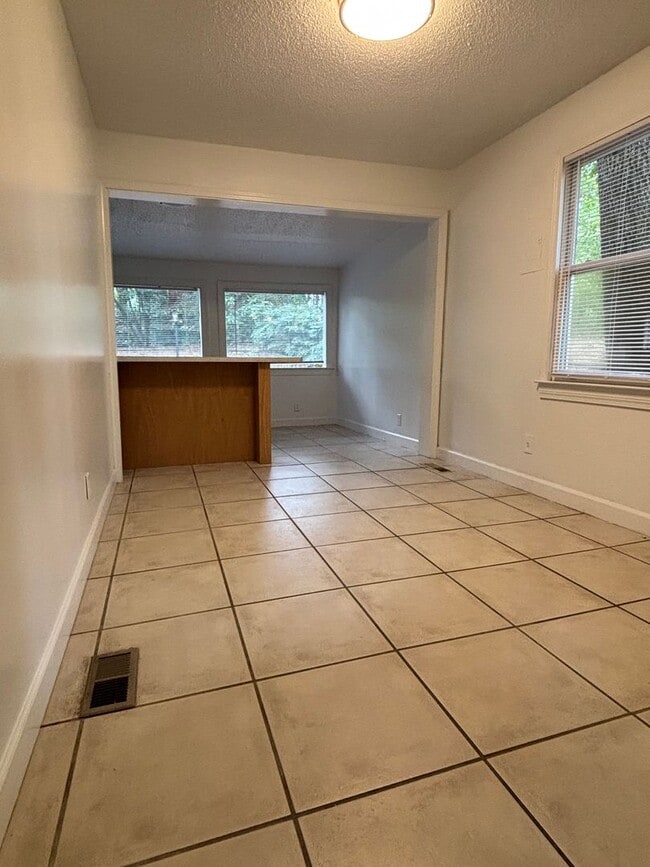 Building Photo - 2211 Lavera Dr