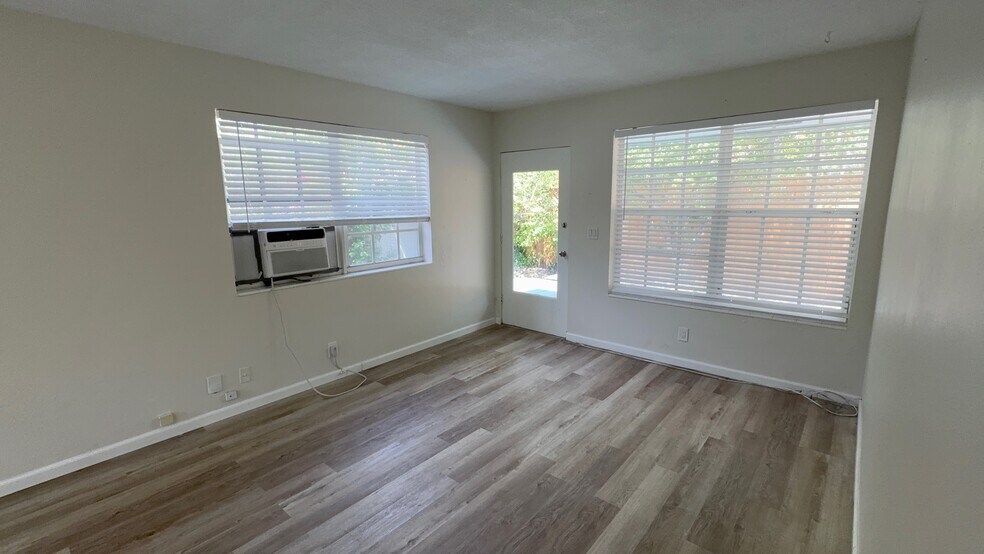 Building Photo - 217 SW 11th Ct