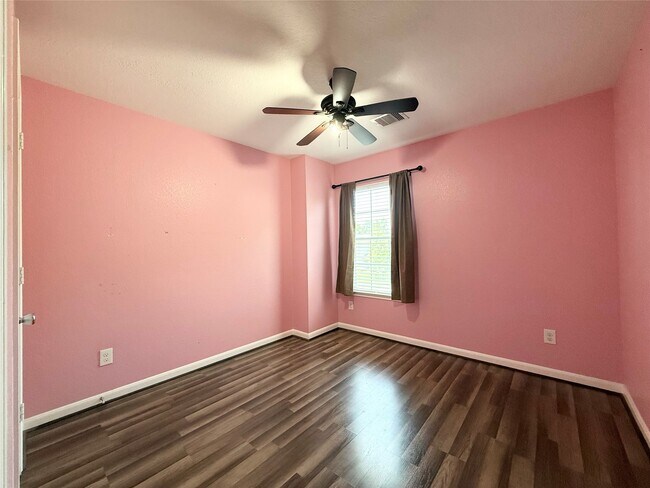 Building Photo - 910 Staffordale Manor Ln