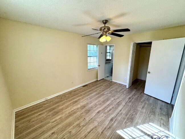 Building Photo - 163 Vining Dr