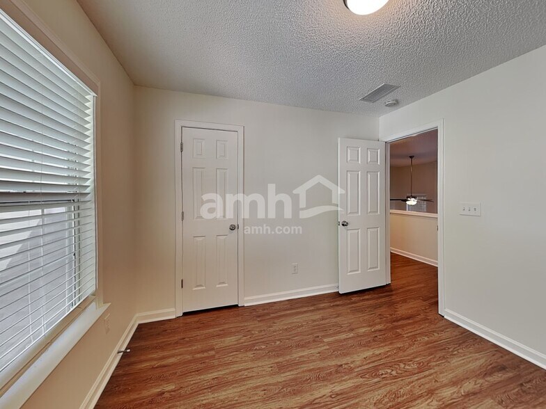 Building Photo - 582 Lullingstone Dr SE