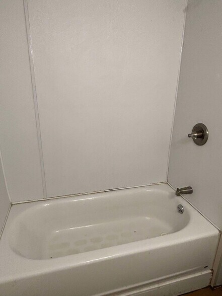 Studio - Shower - 1728 Telfair St