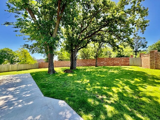 Building Photo - 2600 Sweetbriar Ct