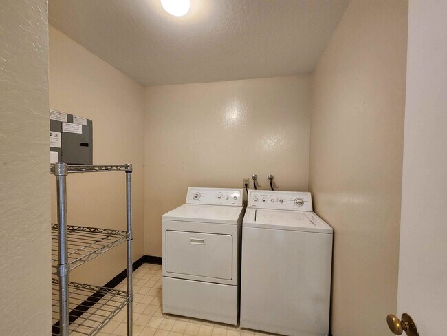 Building Photo - 2 bed 2 bath condo home with 2 patios in San Mateo
