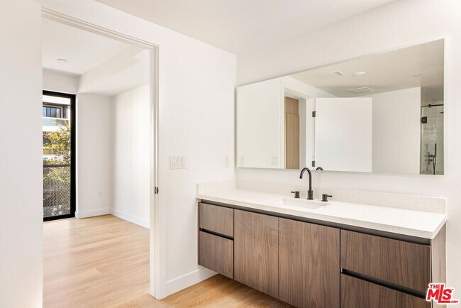 Building Photo - 2361 Fox Hills Dr