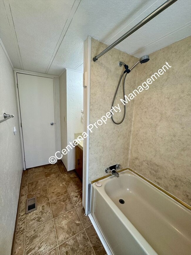 Building Photo - 3 Bedroom 2 Bath Home