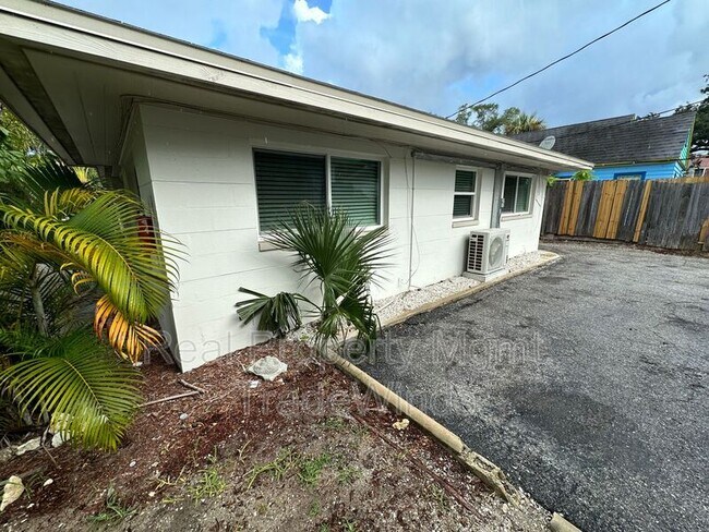 Building Photo - 1211 N Osceola Ave