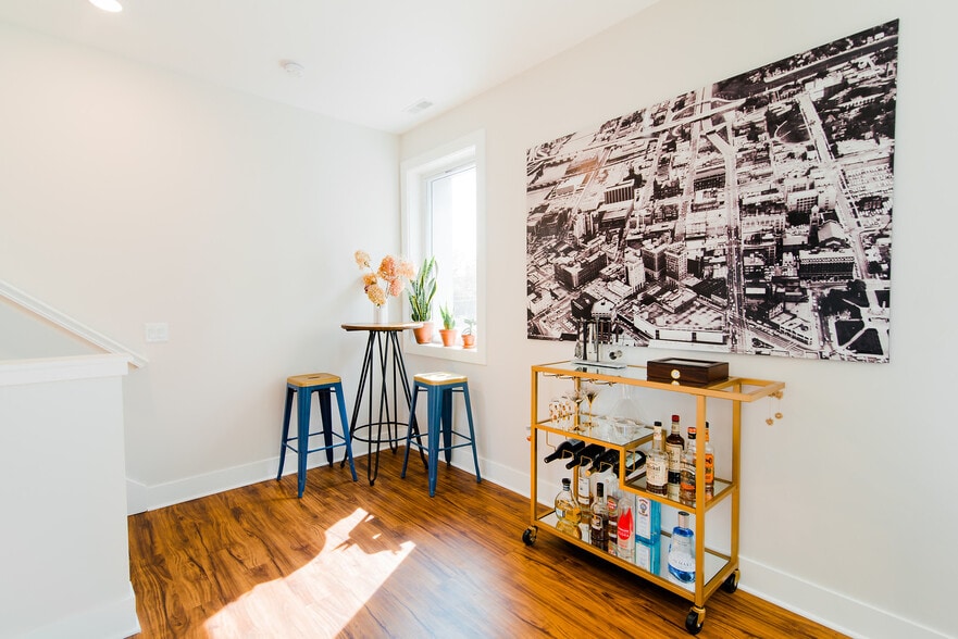 Building Photo - 635 Fairview Ave NE