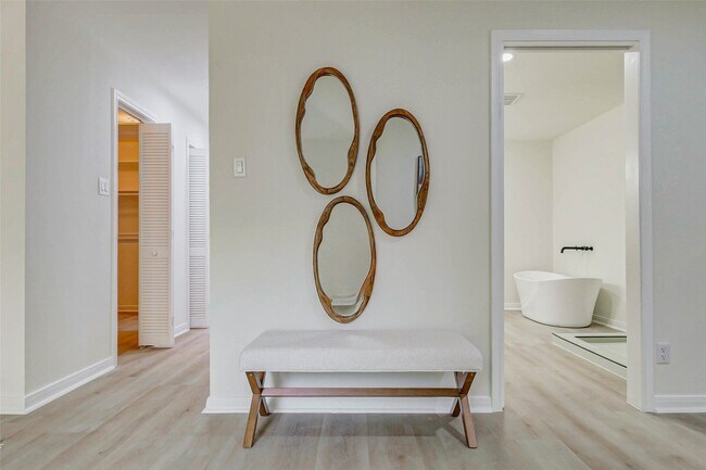 Building Photo - 10303 Chevy Chase Dr