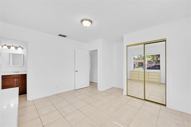 Building Photo - 6421 SW 16th St