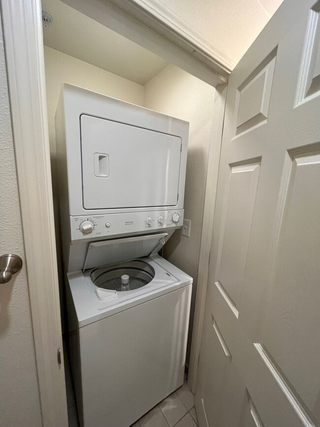 Building Photo - Spacious 2BD/2BA Apartment With Private Ba...