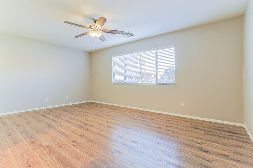 Building Photo - 1110 E Vernoa St