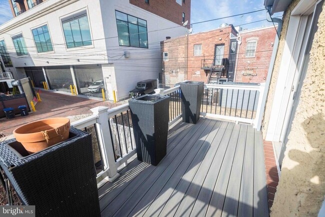 Building Photo - 730 6th St NE