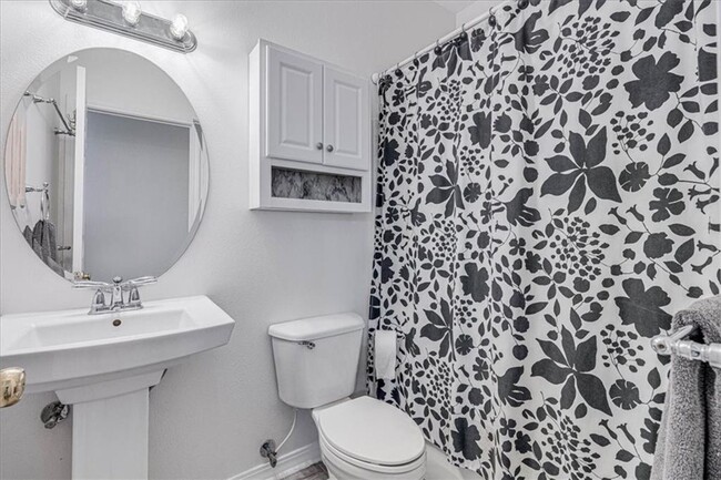 Building Photo - 6530 Bauer Dr
