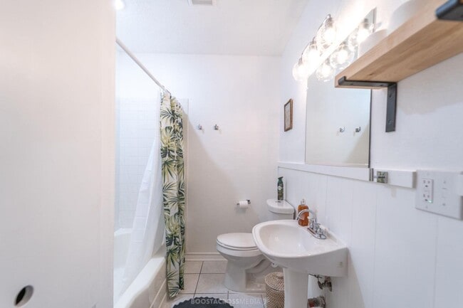 Building Photo - ADORABLE 3 bedroom!