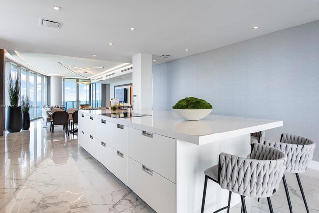 Building Photo - 15701 Collins Ave
