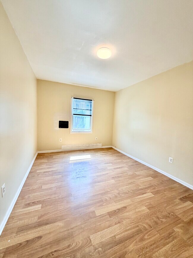 Building Photo - 2213 N 33rd St