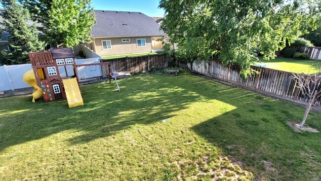 Building Photo - Gorgeous Split Level with Fenced Backyard
