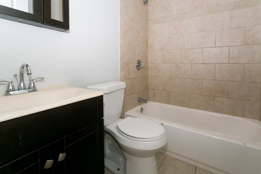 Building Photo - 696 Elm Pl